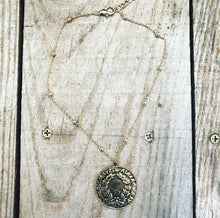 Load image into Gallery viewer, Short Coin Necklace